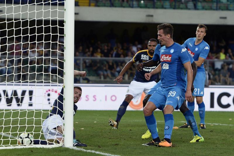 Il Napoli risponde alla Juventus: tris in casa del Verona Il Napoli risponde alla Juventus: tris in casa del Verona