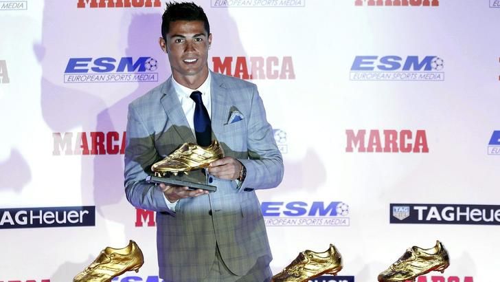 epa04976084 Real Madrid's Portuguese forward Cristiano Ronaldo poses with his fourth European Golden Shoe as Europe's best goal scorer of the 2014-2015 season in Madrid, Spain, 13 October 2015. He is the first player ever to receive a fourth Golden Shoe award.  EPA/JAVIER LIZON