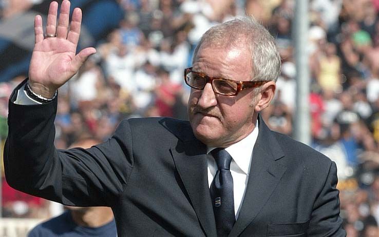 Sampdoria's coach Luigi Del Neri waves to supporters as he walks on the pitch prior to the start of a Serie A soccer match between Atalanta and Sampdoria in Bergamo, Italy, Sunday, Sept. 13, 2009. (AP Photo/Felice Calabro')