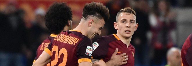 WCENTER 0XQDAEVIDC                AS Roma's Stephan El Shaarawy (C) celebrates with his teammates after scoring the 1-0 goal during the Italian Serie A soccer match between AS Roma and ACF Fiorentina at the Olimpico stadium in Rome, Italy, 04 March 2016.  ANSA/ETTORE FERRARI