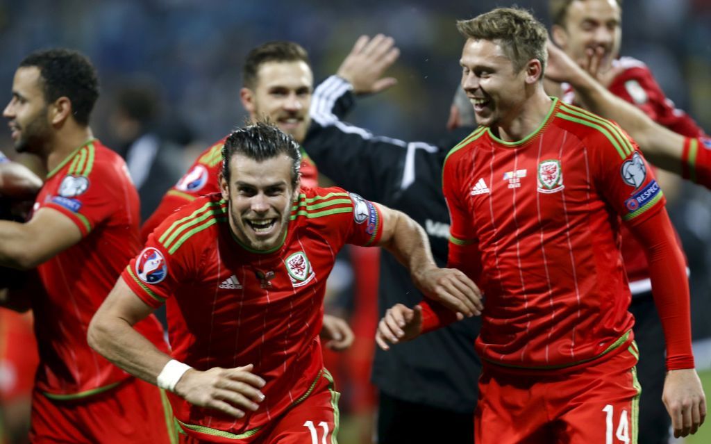 Wales' Gareth Bale (L) and teammates celebrate after they qualified for Euro 2016 following their qualifying soccer match against Bosnia in Zenica October 10, 2015. REUTERS/Dado Ruvic