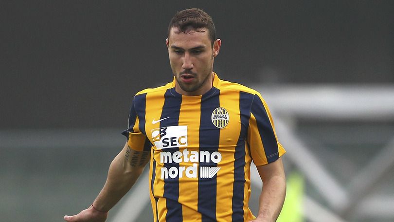 VERONA, ITALY - DECEMBER 06:  Artur Ionita of Hellas Verona FC in action during the Serie A match between Hellas Verona FC and Empoli FC at Stadio Marc'Antonio Bentegodi on December 6, 2015 in Verona, Italy.  (Photo by Marco Luzzani/Getty Images)