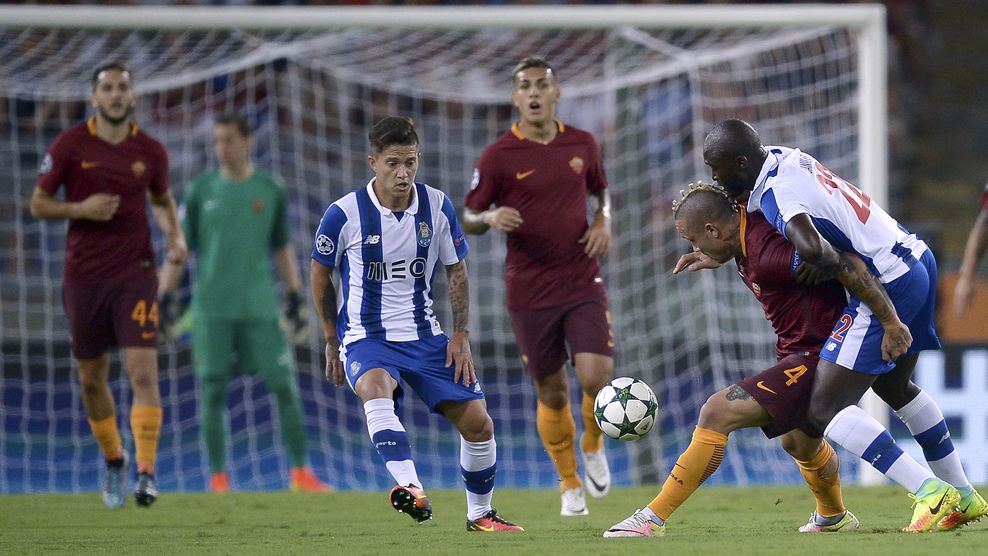 Roma's Belgian midfielder Radja Nainggolan (2nd R) vies for the ball with Porto's Portuguese midfielder Danilo (R) during the UEFA Champions League second leg play off football match between AS Roma and FC Porto on August 23, 2016 the Olympic Stadium in Rome. / AFP / FILIPPO MONTEFORTE        (Photo credit should read FILIPPO MONTEFORTE/AFP/Getty Images)