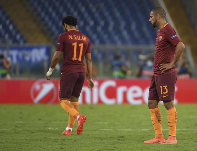 Roma's Mohamed Salah and Bruno Peres show their dejection after the goal scored by Porto's Miguel Layun during the UEFA Champions League Play Off second leg soccer match AS Roma vs FC Porto at Olimpico stadium in Rome, Italy, 23 August 2016. ANSA/MAURIZIO BRAMBATTI