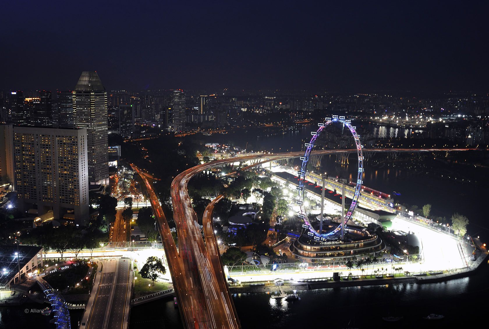 Il tratto finale del circuito di Singapore, con la ruota panoramica che sovrasta il paddock (foto da: hdmotori.it)