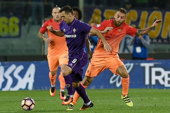 Fiorentina's forward from Croazia Nikola Kalinic (L) fights for the ball against AS Roma's midfielder from Italy Daniele De Rossi during the Italian Serie A football match Fiorentina vs Roma, on September 18, 2016 at Florence's "Artemio Franchi" comunal stadium. / AFP / ANDREAS SOLARO (Photo credit should read ANDREAS SOLARO/AFP/Getty Images)