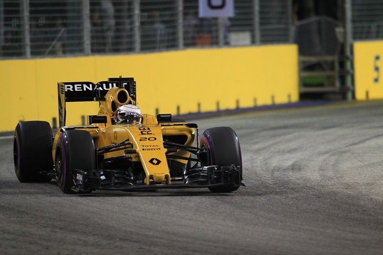 A distanza di quattro mesi e mezzo dalla prima volta, la Renault, ancora con Magnussen, ritorna in zona punti (foto da: thecheckeredflag.co.uk)