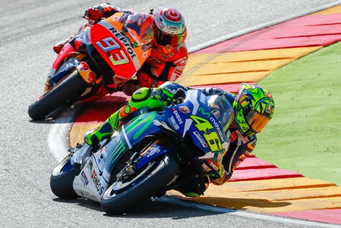 Una fase della gara di domenica, con Rossi davanti a Marquez (foto da: indonesiaautosblog.com)