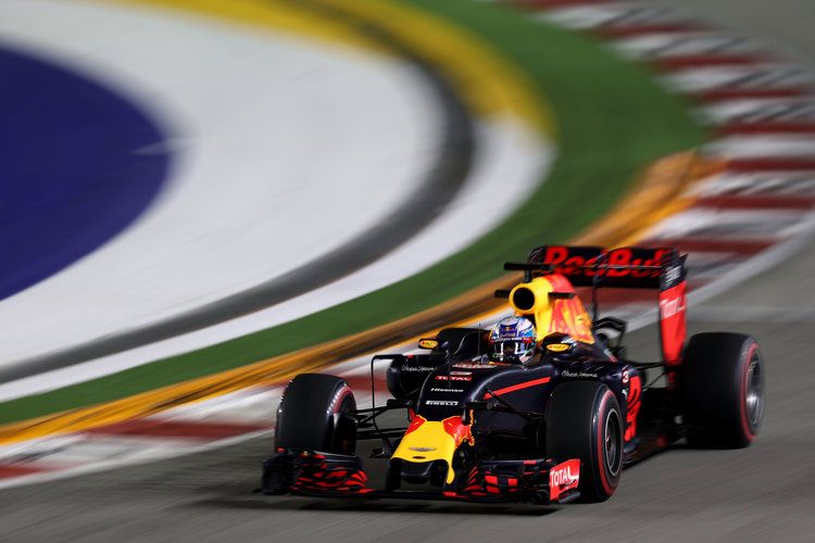 Ottima chance per Ricciardo, bravo ad infilarsi tra le due Mercedes. Domani scatterà 2° (foto da: thecheckeredflag.com)