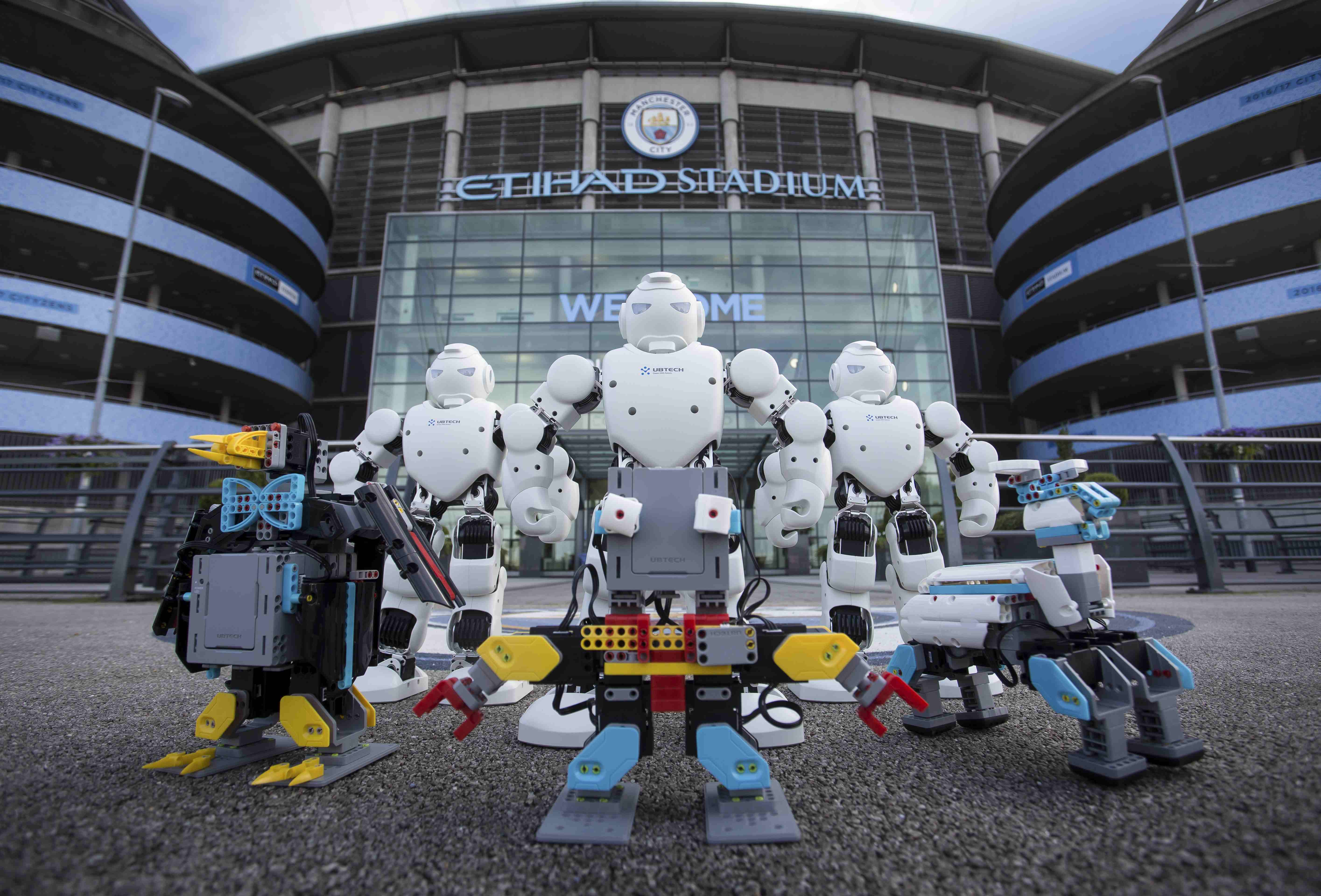 I robot della Ubtech davanti all'Etihad Stadium (Fonte: www.mancity.com)