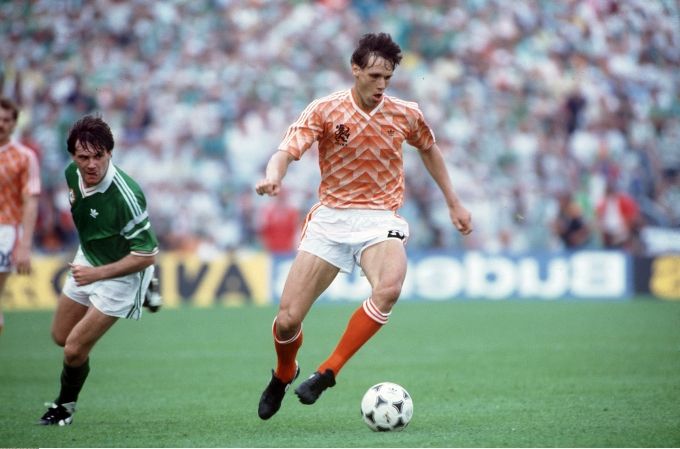 513054 Marco Van Basten jugando con la seleccion holandesa contra Eire en la Eurocopa de 1988. *** Local Caption *** van basten (marco)