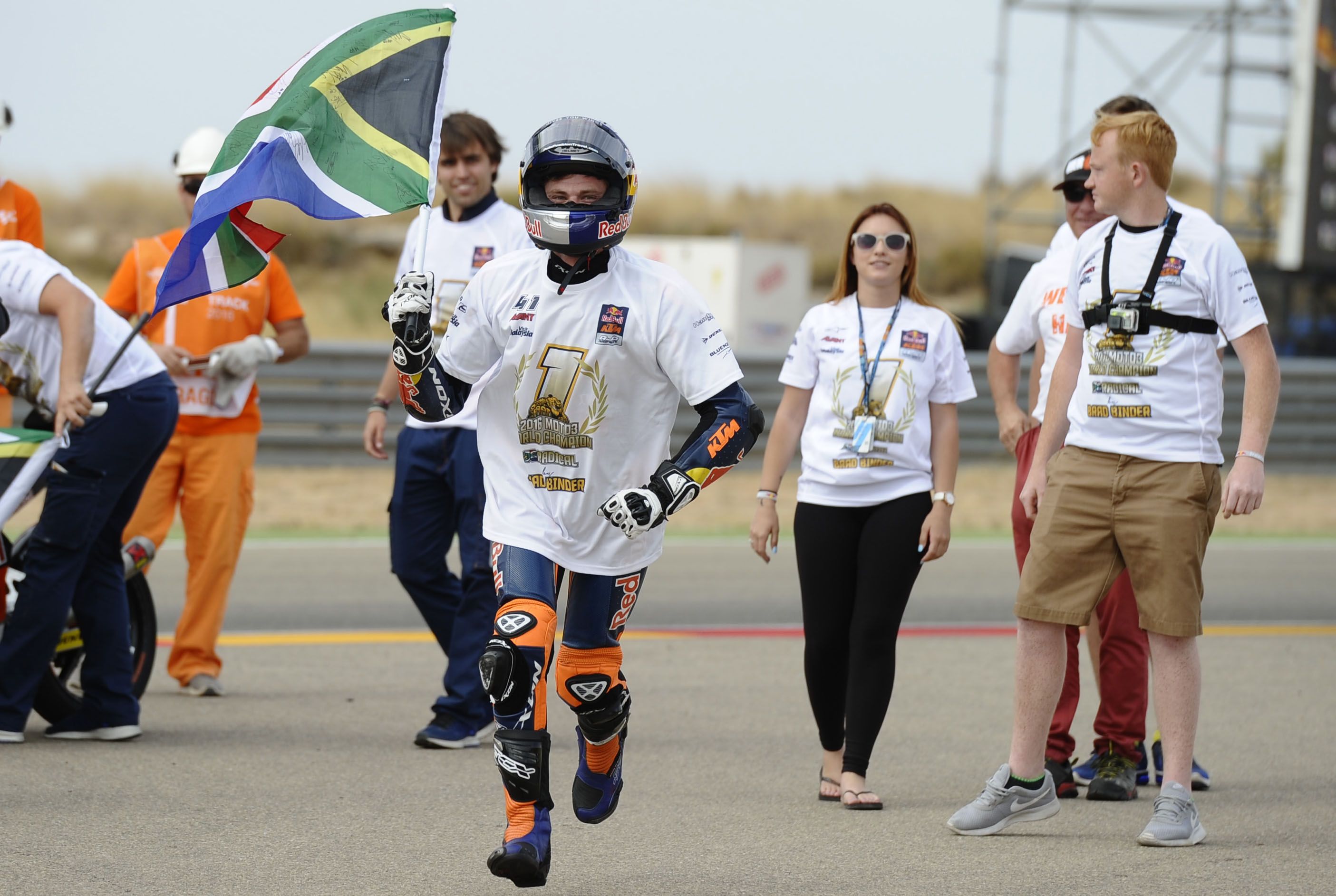 Tutta la felicità di Brad Binder, campione 2016 della Moto3 (foto da: actionsportsconnection.com)