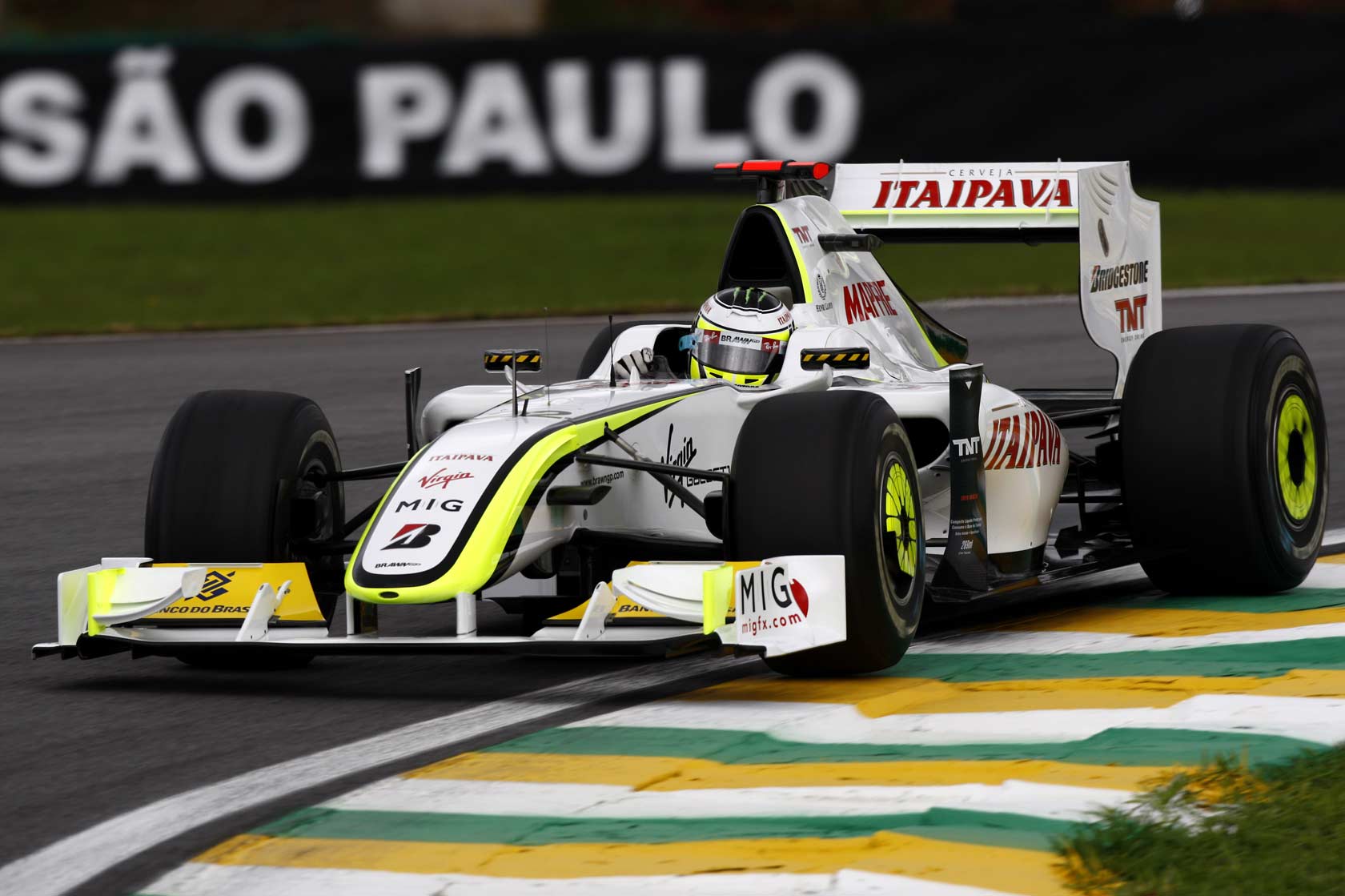 Jenson Button al volante della BrawnGP, durante il GP del Brasile 2009, gara che lo consacrò Campione del Mondo (foto da: f1fanatic.co.uk)