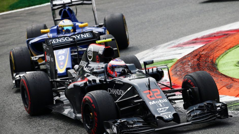 Niente punti, invece, per Jenson Button, nella foto seguito da Ericsson (foto da: f1fanatic.co.uk)