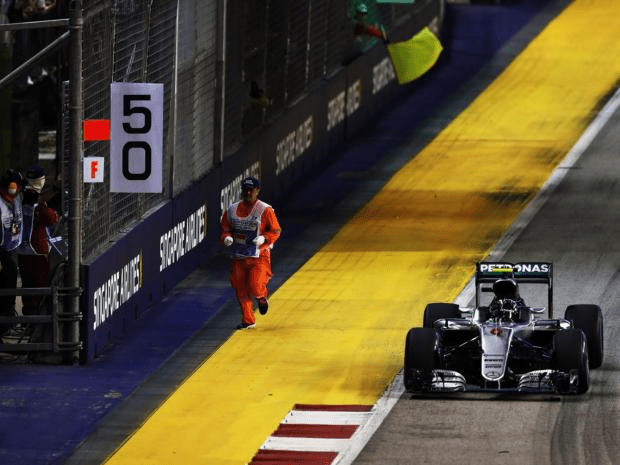 Clamoroso al restart. Whiting da la bandiera verde con un commissario ancora intento a pulire la pista dai detriti (foto da: independent.co.uk)