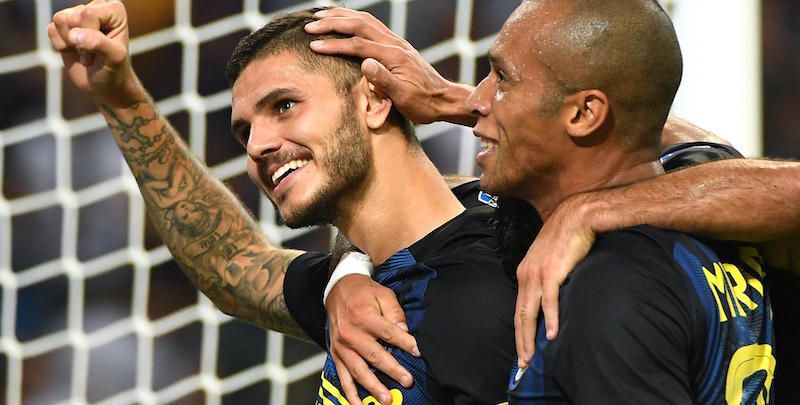 Inter Milan's forward Mauro Emanuel Icardi (L) celebrates after scoring during the Serie A soccer match between Inter Milan and Juventus at the Giuseppe Meazza stadium in Milan, Italy, 18 September 2016. Ansa/Daniel Dal Zennaro