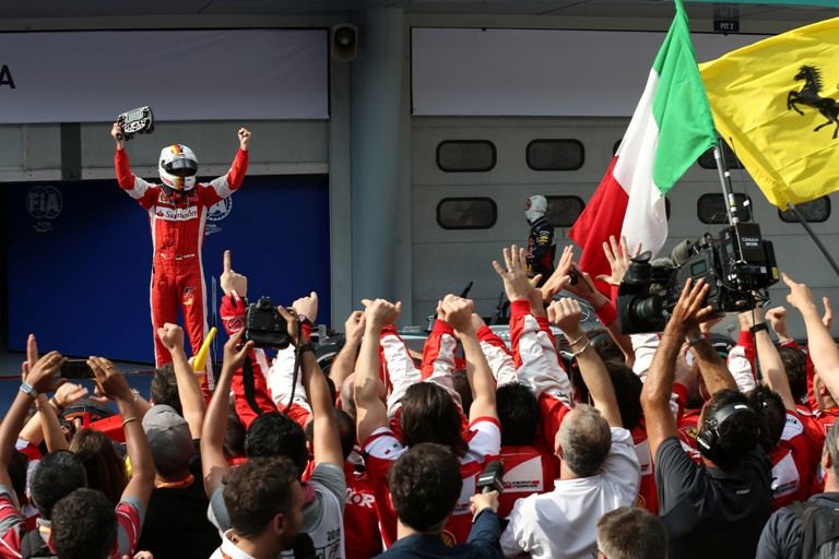 Sebastian Vettel e i meccanici Ferrari festeggiano la vittoria dello scorso anno (foto da: f1grandprix.motorionline.com)