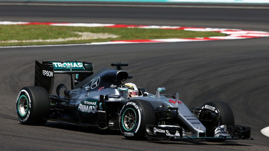 Lewis Hamilton è risultato il più veloce nel venerdì di Sepang (foto da: f1fanatic.co.uk)