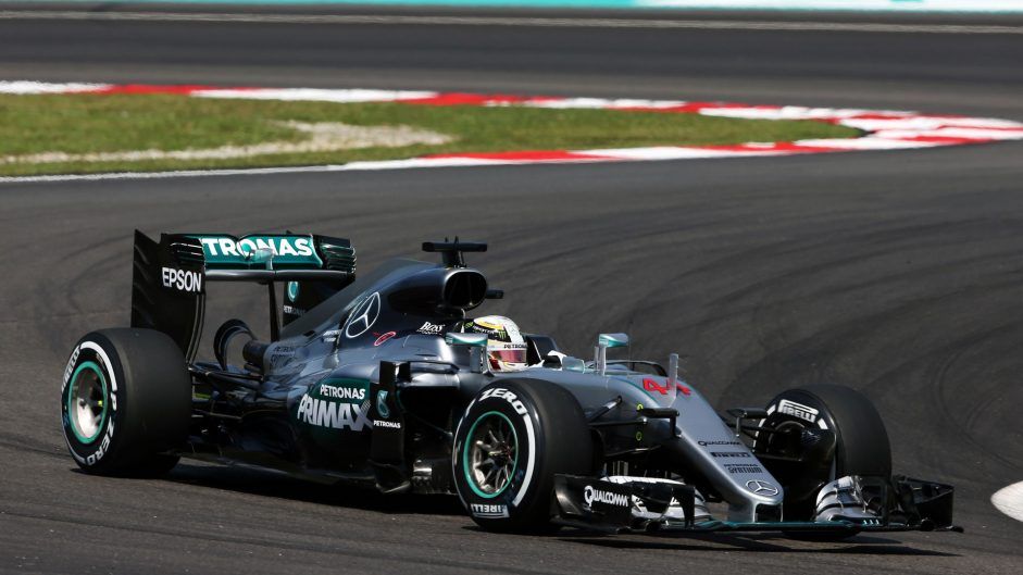 Lewis Hamilton è risultato il più veloce nel venerdì di Sepang (foto da: f1fanatic.co.uk)