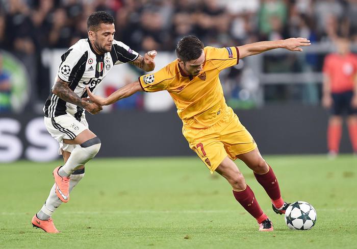 Juventus's Dani Alves, left, and Sevilla's Pablo Sarabia, vie for the ball during the Uefa Champions League soccer match Juventus FC vs Sevilla FC at Juventus Stadium in Turin, Italy, 14 September 2016 ANSA/ALESSANDRO DI MARCO