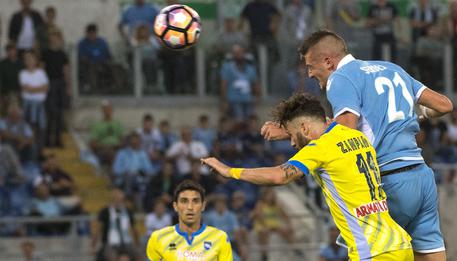 Lazios Sergej Milinkovic-Savic scores the 1-0 goal during Italian Serie A soccer match ss Lazio vs Delfino Pescara 1936 at Olimpico Stadium in Rome, 17 September 2016. ANSA/CLAUDIO PERI