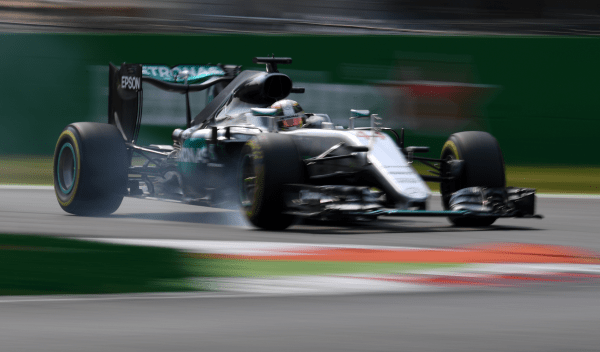 Lewis Hamilton, impegnato in un bloccaggio durante la gara di ieri (foto da: formula1.autobild.es)