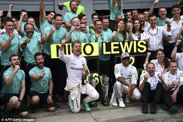 Il team Mercedes in festa, dopo la doppietta di ieri (foto da: dailymail.co.uk)