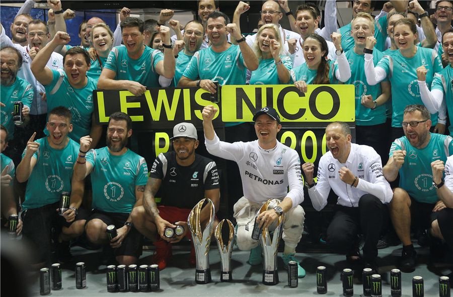 Il team Mercedes festeggia i risultati di Singapore (foto da: chinadaily.com.cn)