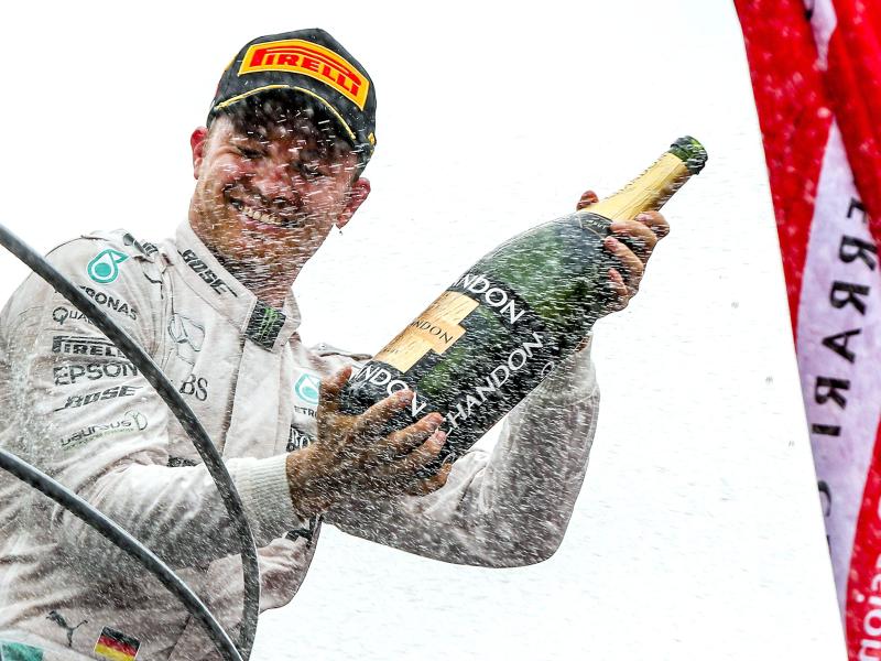 Nico Rosberg alle prese con lo champagne sul podio monzese (foto da: neue-woche.com)