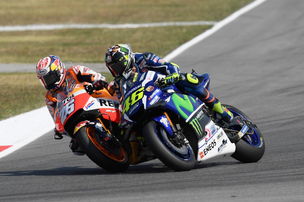 Il sorpasso decisivo: Pedrosa attacca in maniera dura Rossi e s'invola verso la vittoria (foto da. extraconfidencial.com)