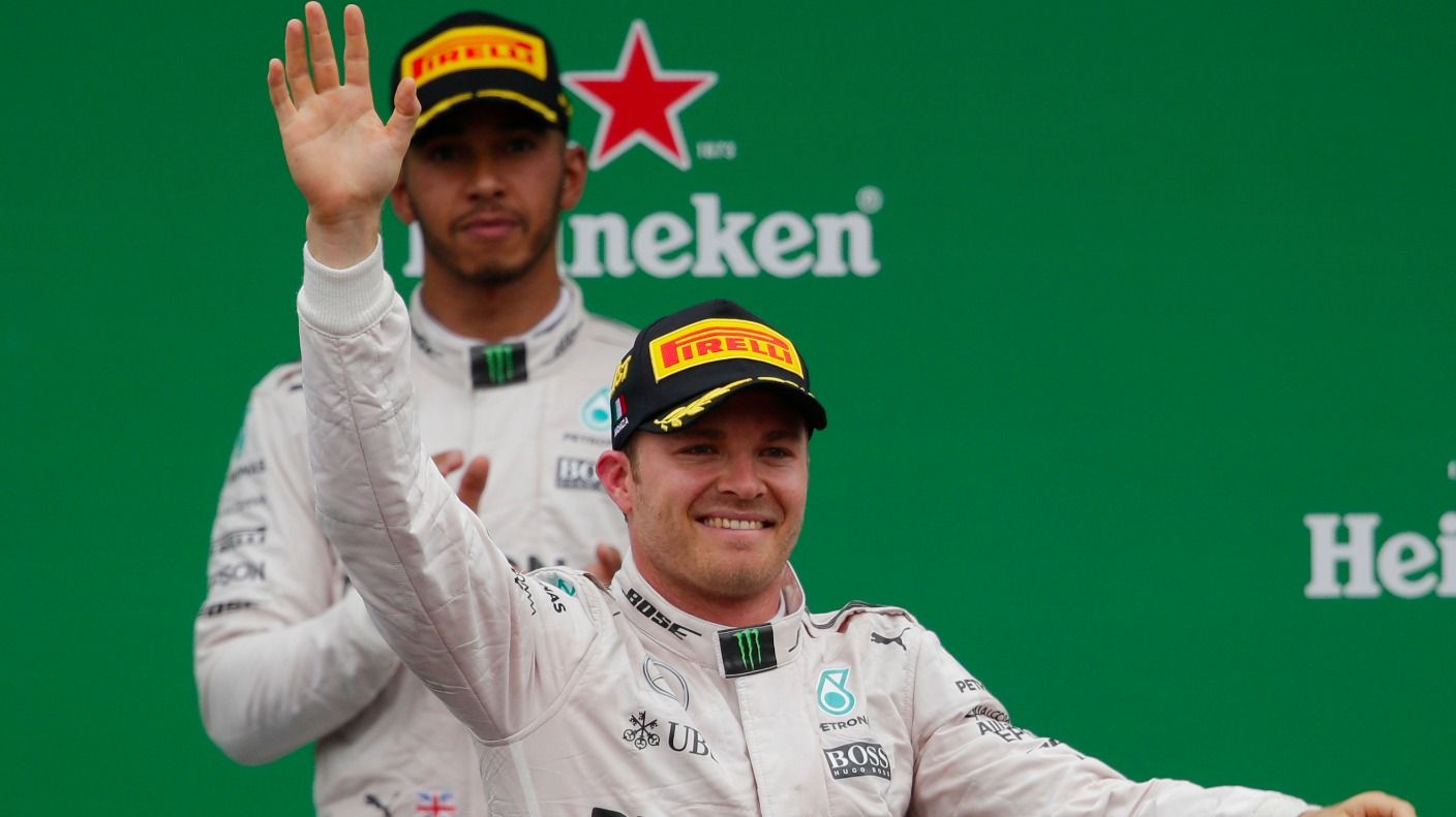 Un Hamilton evidentemente deluso osserva i festeggiamenti di Rosberg (foto da: itv.com)