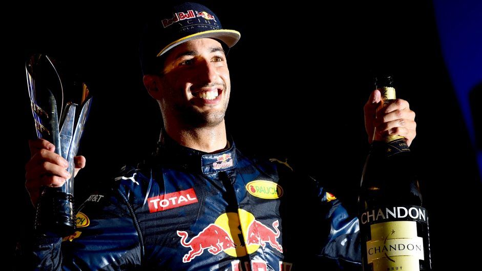 Il sorriso di Daniel Ricciardo sul podio di Singapore. Per l'italo-australiano si tratta del quinto podio del 2016 (foto da: f1fanatic.co.uk)