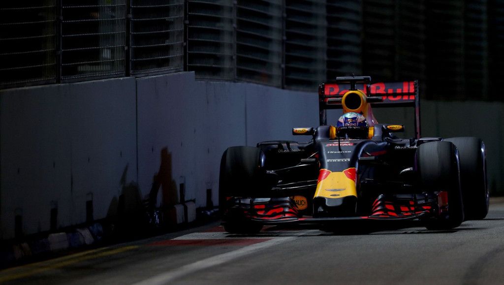 Grande gara di Ricciardo, il quale ha provato fino alla fine a mettere pressione a Rosberg, tanto da arrivargli a meno di mezzo secondo sotto la bandiera scacchi (foto da: motor.es)