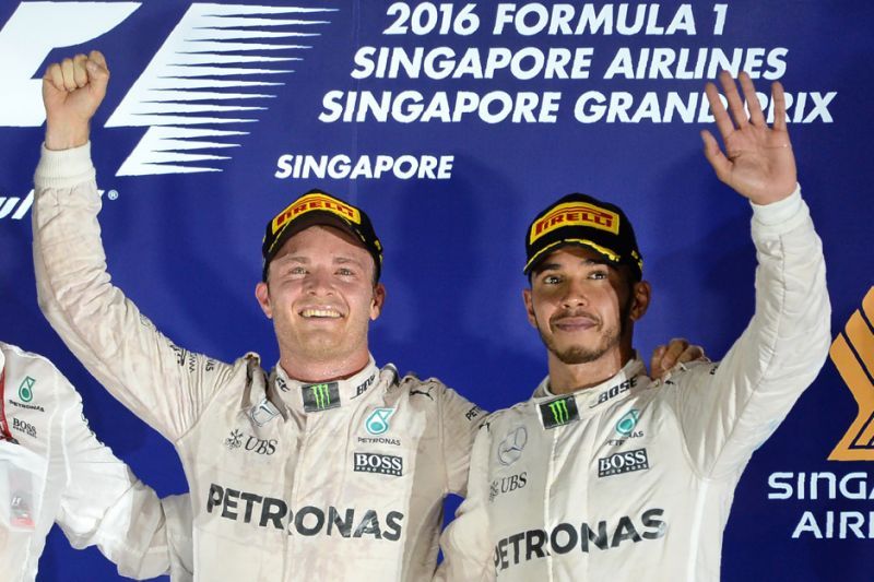 Nico Rosberg e Lewis Hamilton, uno di fianco all'altro sul podio di Marina Bay (foto da: sports.yahoo.com)