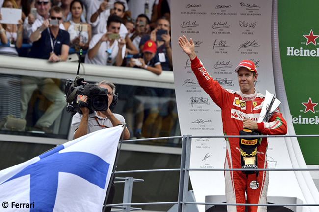 Sebastian Vettel saluta i tifosi, dopo il podio conquistato ieri (foto da: noticias-f1.com)