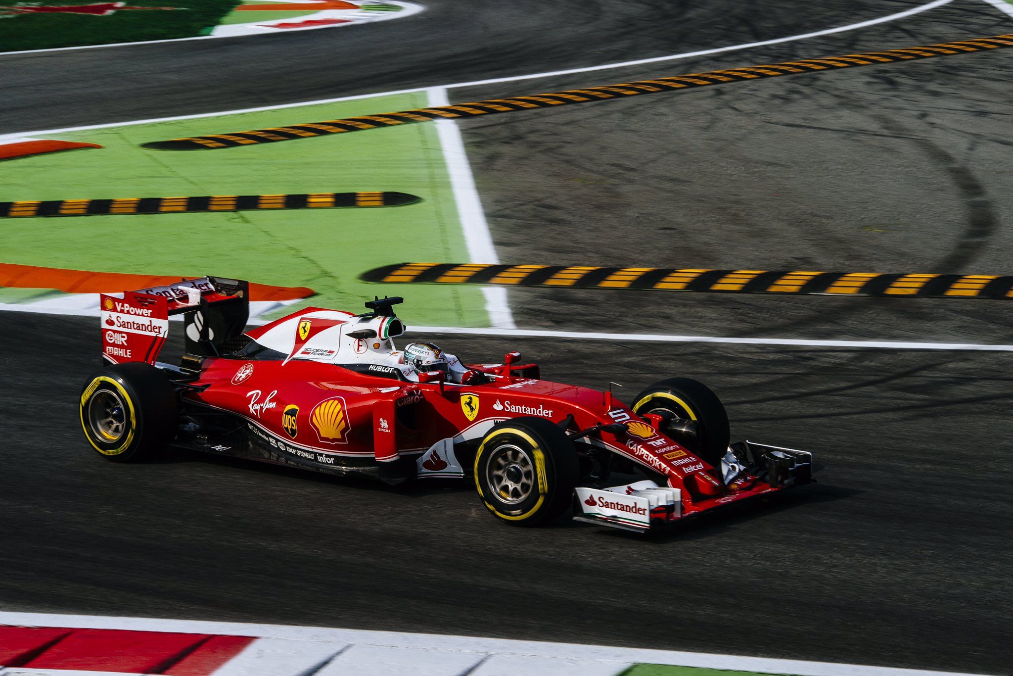 Sebastian Vettel, forte del 3° tempo nella sessione del venerdì pomeriggio, si candida come primo inseguitore delle Frecce d'Argento (foto da: dotsport.it)