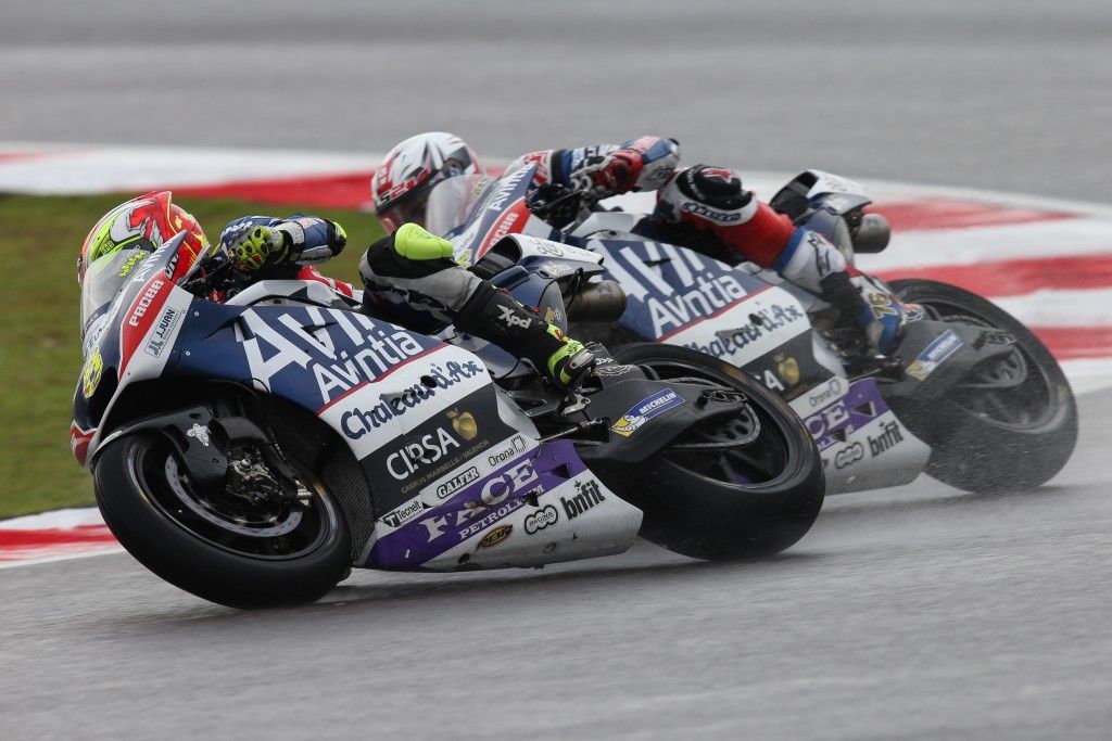 Grande gara per il team Avintia Racing che, nonostante la vecchia Ducati GP14.2, piazza Barbera e Baz in 4° e 5° posizione (foto da: super7moto.com)