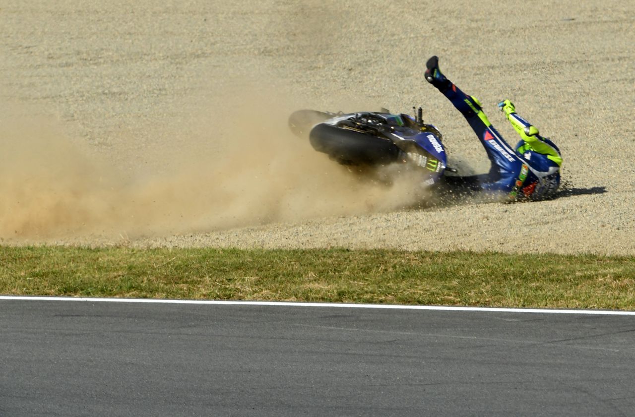 La caduta di Rossi domenica a Motegi. Dal 2018, gli airbag nelle tute diventeranno obbligatori (foto da: corriere.it)