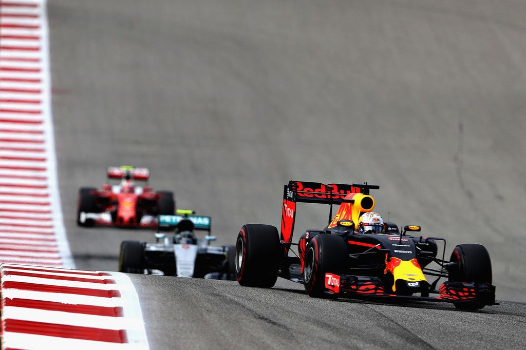 Prime fasi di gara. Daniel Ricciardo (Red Bull) precede Nico Rosberg (Mercedes) e Kimi Raikkonen (Ferrari) (foto da: zimbio.com)