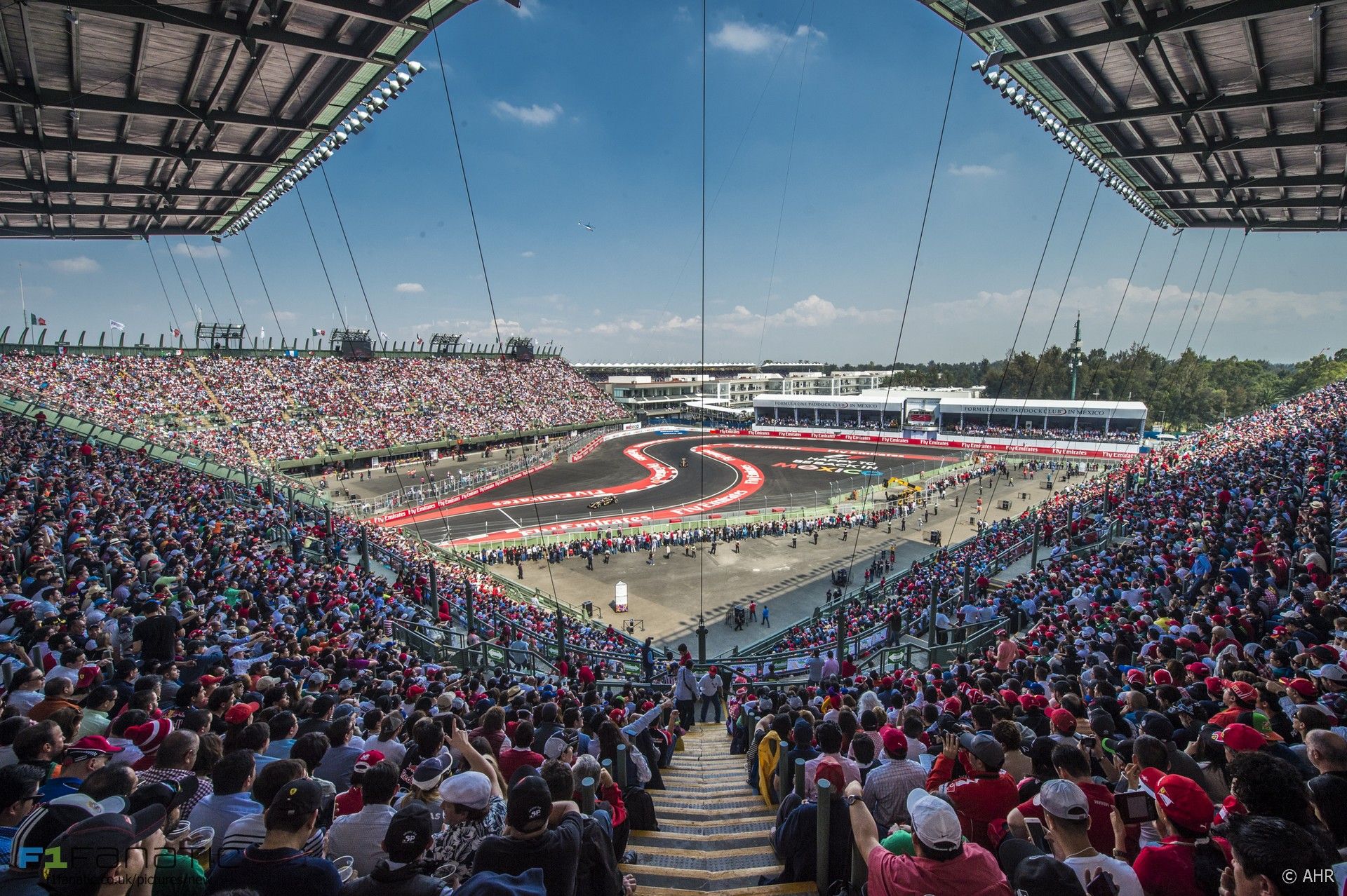 Lo splendido colpo d'occhio dello stadio al'interno del circuito di Città del Messico (foto da: f1fanatic.co.uk)