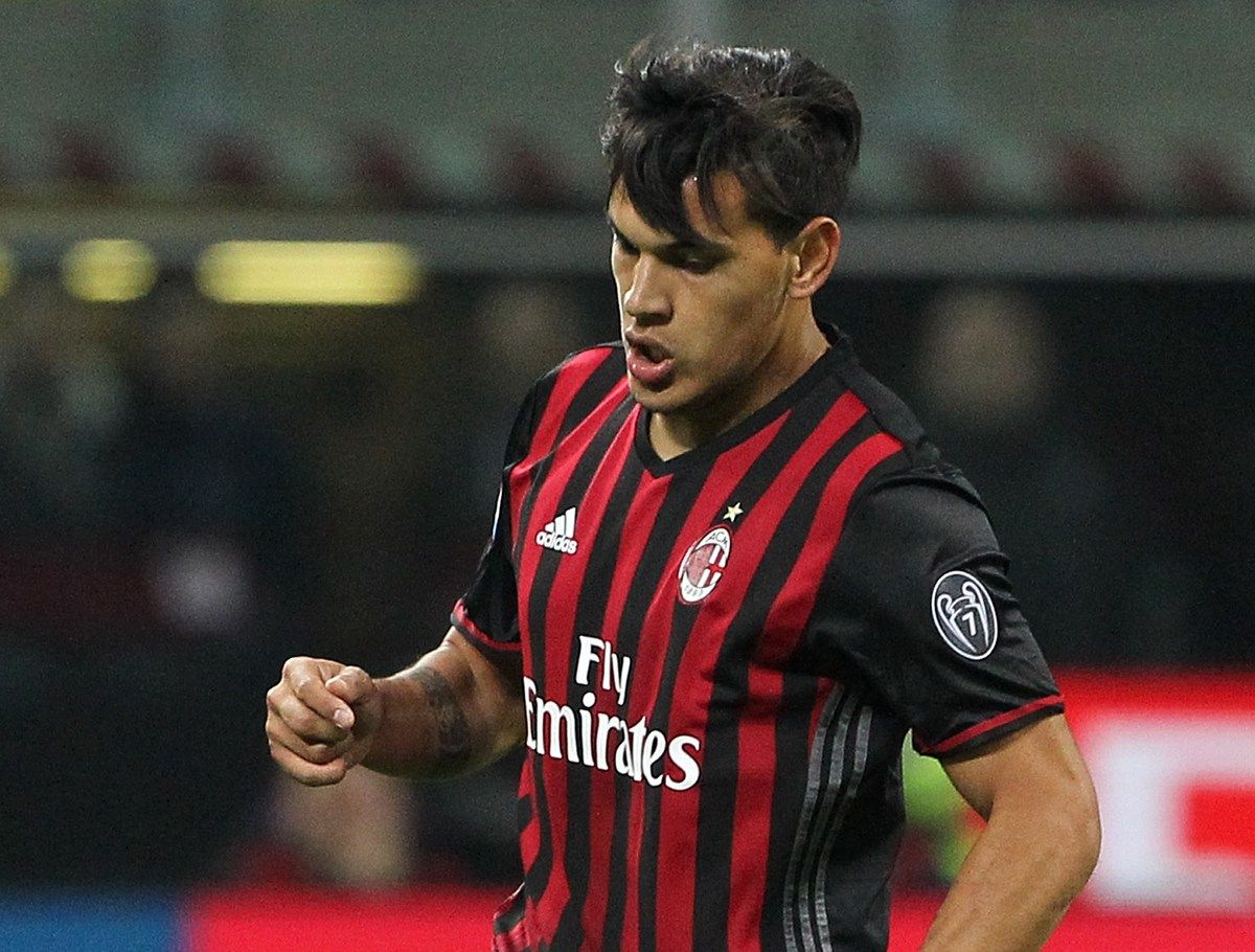 MILAN, ITALY - OCTOBER 22:  Gustavo Gomez of AC Milan in action during the Serie A match between AC Milan and Juventus FC at Stadio Giuseppe Meazza on October 22, 2016 in Milan, Italy.  (Photo by Marco Luzzani/Getty Images)