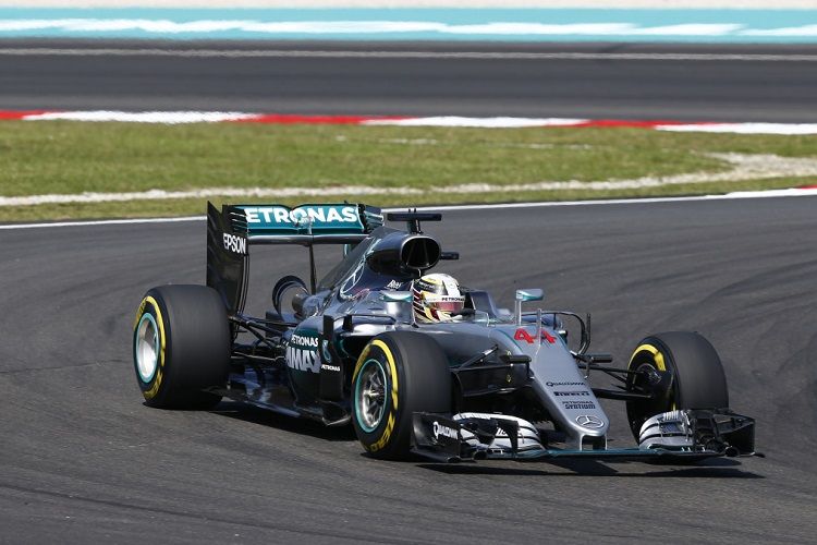 Pole e record della pista per Hamilton a Sepang (foto da: thecheckeredflag.co.uk)