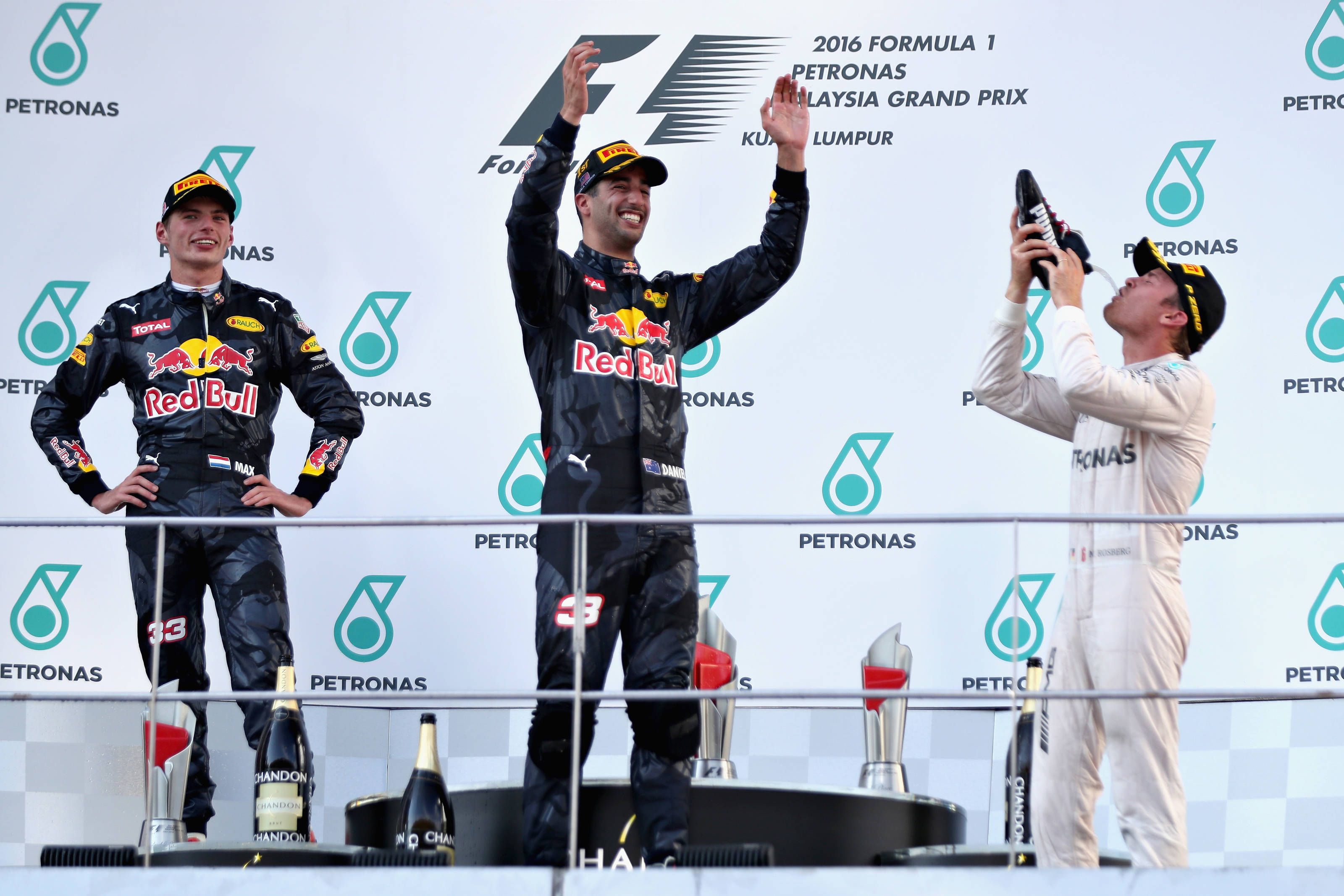 Anche Rosberg, come Horner e Verstappen, partecipano allo Shoey del vincitore Ricciardo (foto da: wtf1.co.uk)