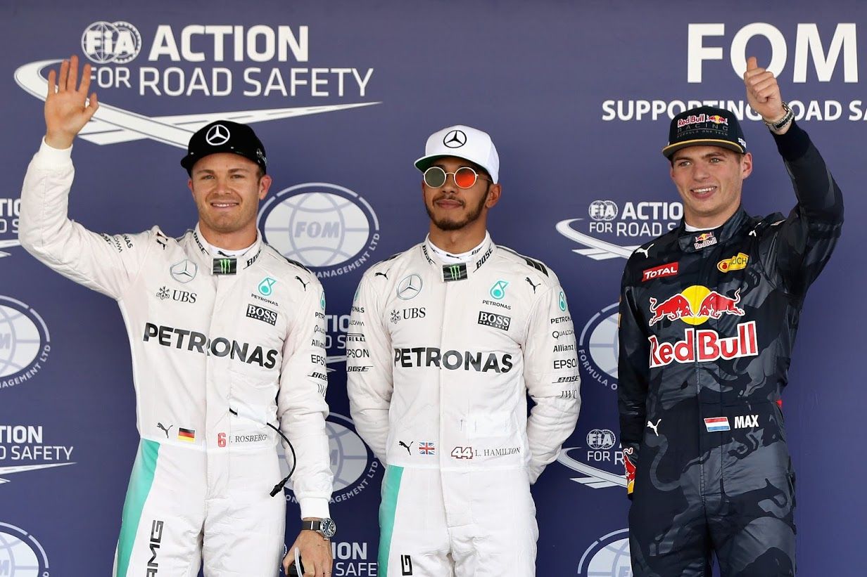 Max Verstappen, con Rosberg e Hamilton, nella foto di rito per i primi tre della qualifica, in quel di Città del Messico (foto da: fast-mag.com)