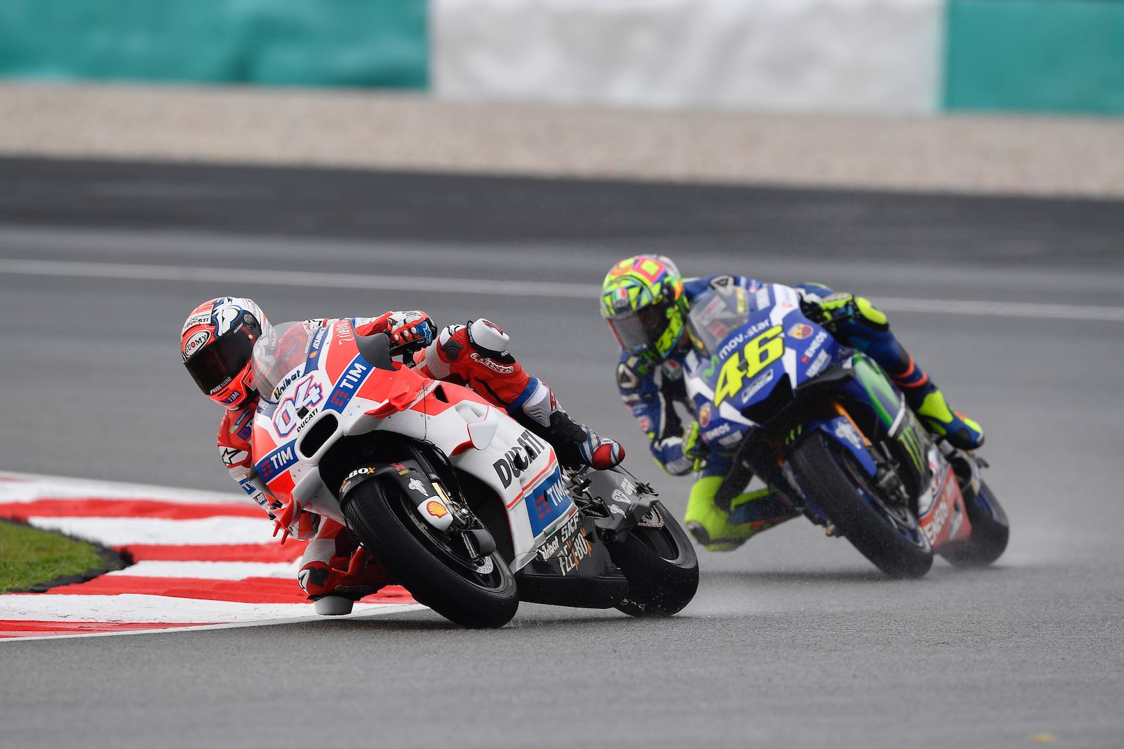 Andrea Dovizioso e Valentino Rossi, durante la gara di oggi (foto da: ultimatemotorciclyng.com)