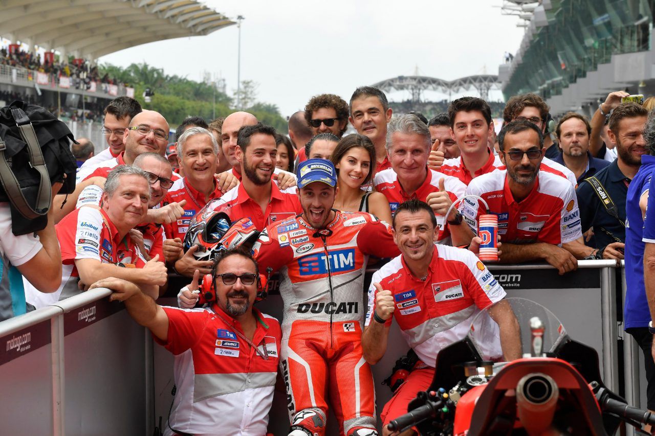 La felicità di Andrea Dovizioso, in posa con i meccanici del Team Ducati (foto da: motofire.com)