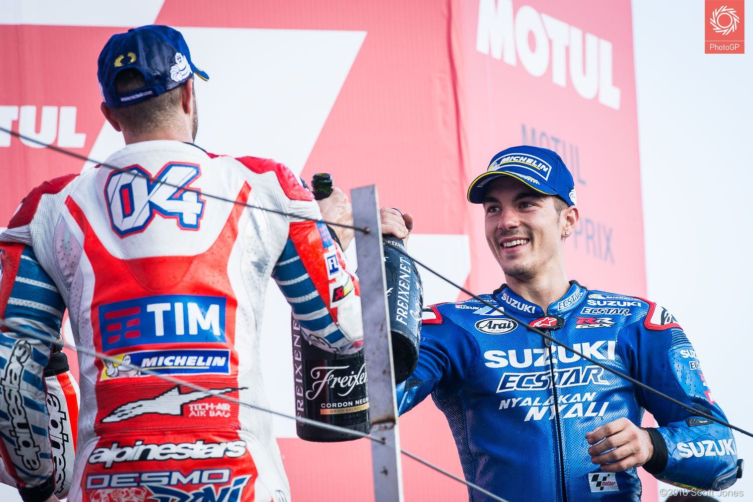 Andrea Dovizioso e Maverick Vinales si complimentano a vicenda sul podio di Motegi (foto da: asphaltandrubber.com/Sam Jones)