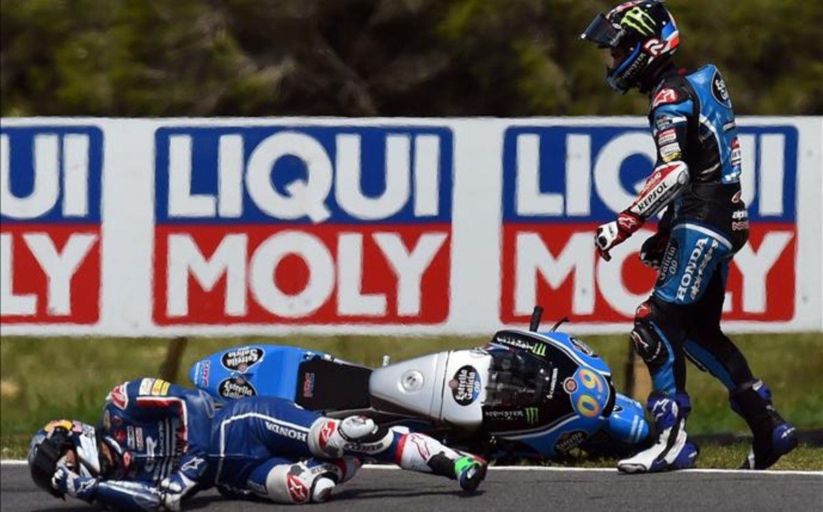 Enea Bastianini riverso sull'asfalto di Phillip Island, dopo esser stato travolto dalla moto dell'incolpevole Navarro. Il Bestia salterà  la Malesia (foto da: sport.es)