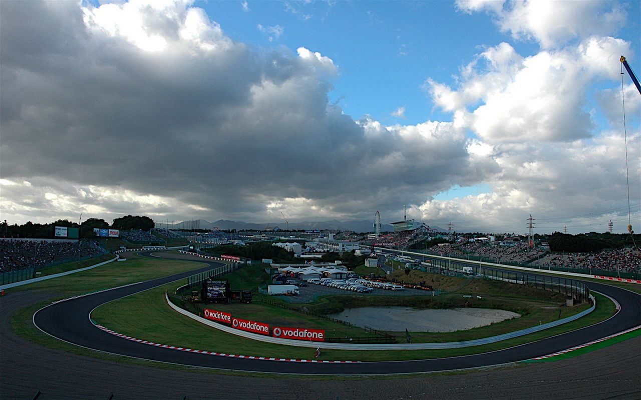 Le prime due curve di Suzuka, con la zona box sullo sfondo (foto da: activenews.ro)