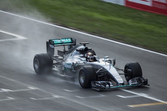 Pascal Wehrlein, durante i test della scorsa settimana, al volante della Mercedes W06 del 2015 modificata per le nuove Pirelli (foto da: autoracing.com.br)